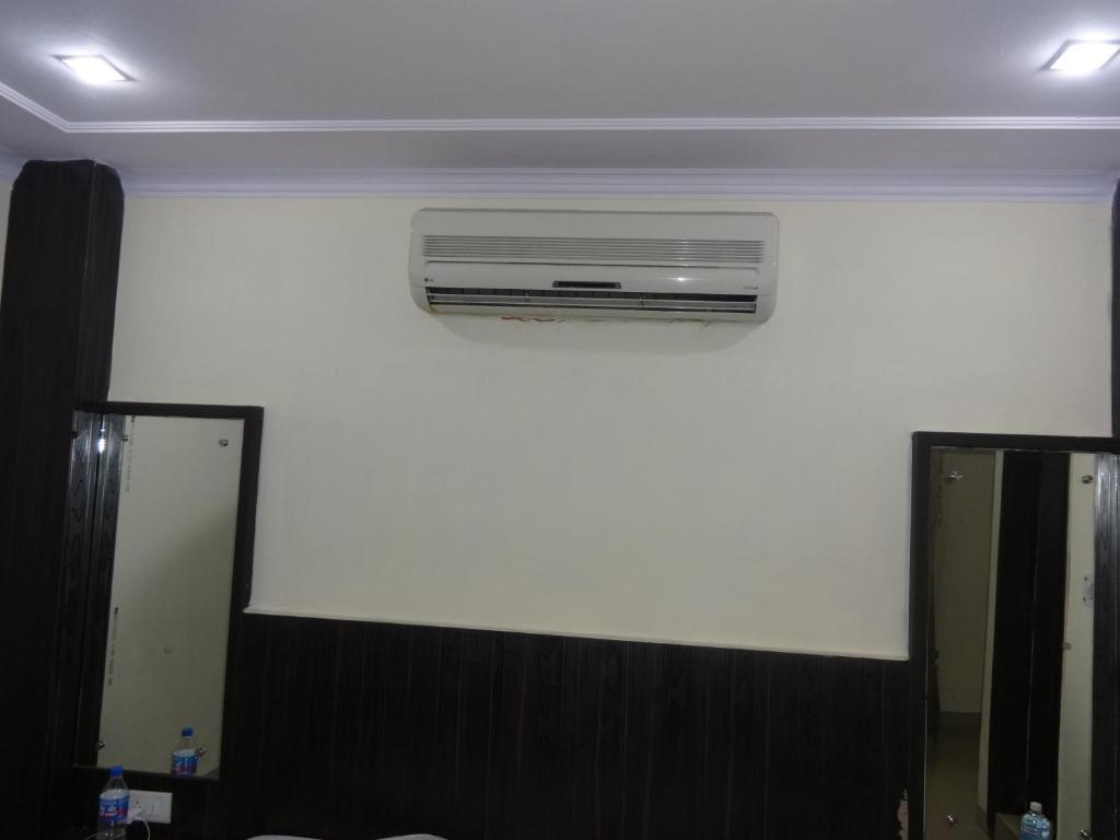 Hotel Surya Plaza New Delhi Exterior photo